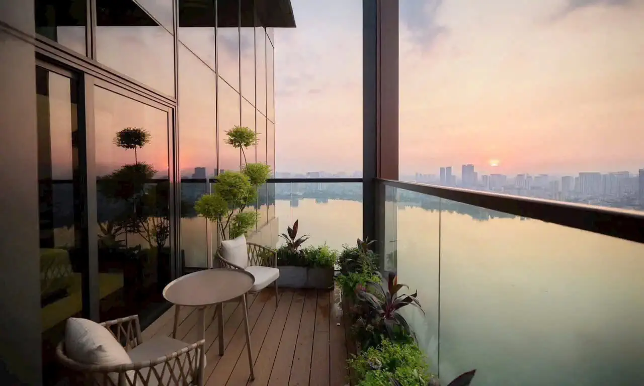 Góc view từ ban công Sun Grand City Quảng An ra Hồ Tây
