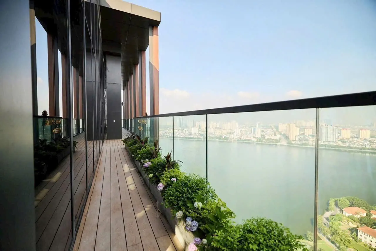 Góc view từ ban công Sun Grand City Quảng An ra Hồ Tây 2